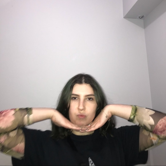 Meet your Posher, Zoe - Picture 3 of 5